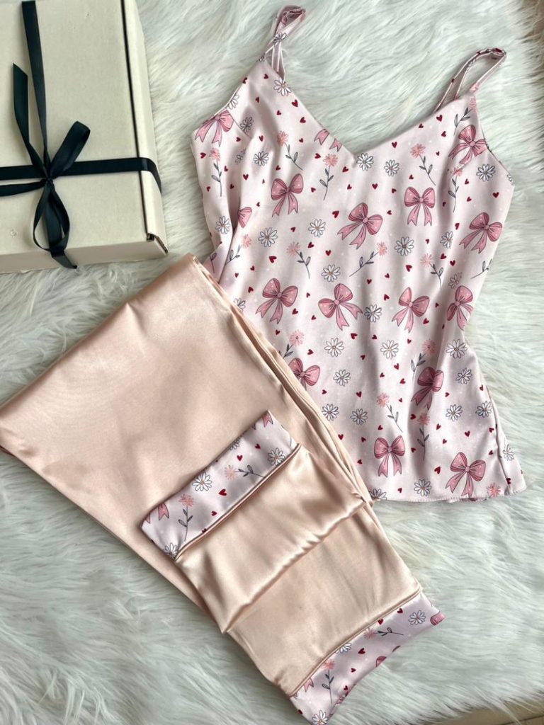 تاپ و شلوار زنانه طرح پاپیون و بابونه