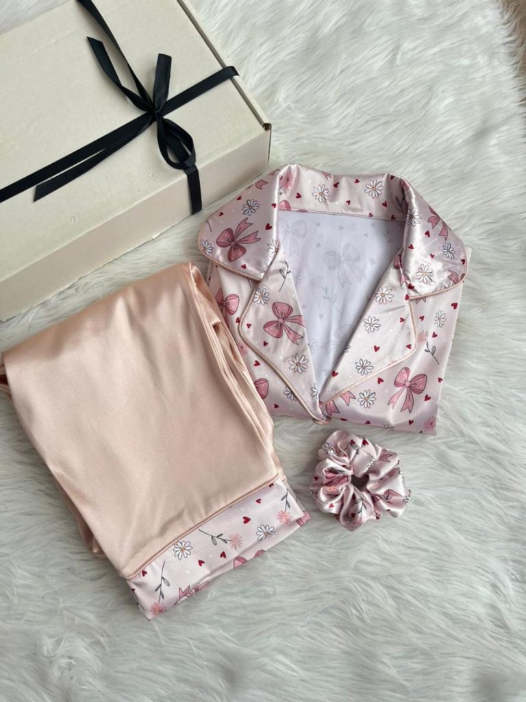 بلوز و شلوار ساتن lx طرح پاپیون و بابونه